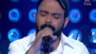 עמיר בניון עומד בשער במשדר לחזרתו של גלעד שליט 