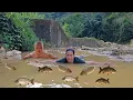 Download Lagu The life of a single mother and her 7-month-old daughter - catching fish to survive