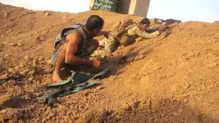 شاهد اربع جنود من الجيش العراقي يهزمون داعش 