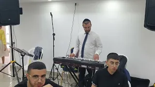 הזמר המשמח שלמה לוגסי עם הקלידן רועי פנחסי מפרגן לחביב מזרחי הפקות רוצים בשמחה שלכם חייגו0584245586 