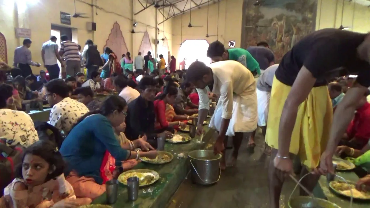 ISKCON Temple Mayapur   Daily 1000 of People Eating MAHAPRASAD   70 Rs/ Plate   Nadia , West Bengal