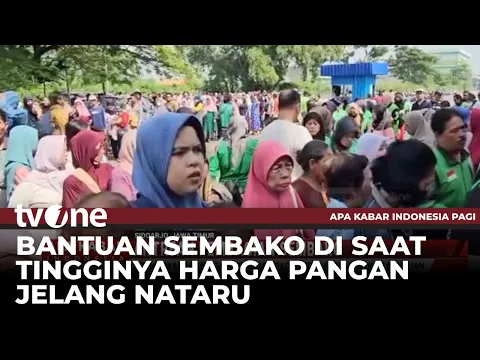 Warga Mengantre Sejak Pagi Untuk Mendapatkan Sembako Gratis di Sidoarjo