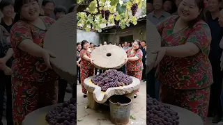 رقصت الفتاة واستخرجت العصير من العنب تشينتو قصة مضحكة لحظات عائلية 