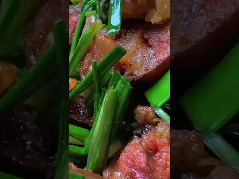 这季节的野葱真香,炒一盘香肠,干了一大碗米饭 #乡下柴火饭 #大山里的味道 #乡村味道 #太好吃了