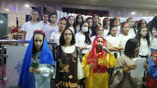 كورال اولى بنات   سألت الشهداء على الاكليل دندنها