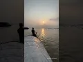 Download Lagu Di antara cahaya yang memudar dan air yang mengalir, jiwa yang sendirian berlayar terus. #sungai #perahu #perjalanan #matahari terbenam
