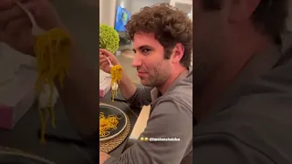 ماکارونی خوردن هوتن شکیبا صداپیشه بچه در مهمونی در آلمان که سردار آزمون ویدیو گرفته است 