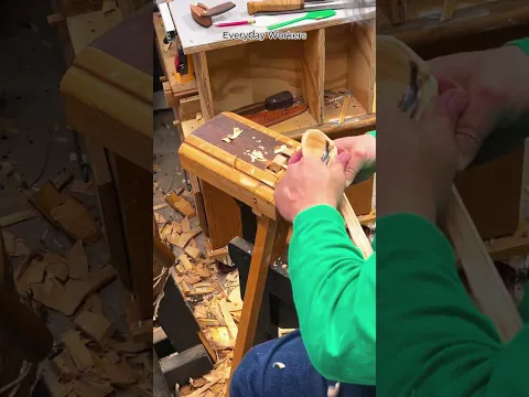Processen att tillverka en träsked för hand med traditionella snickeriverktyg