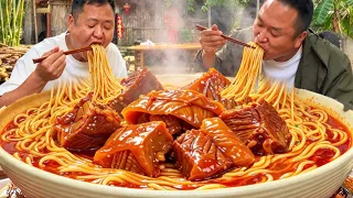 大鐵鍋慢燉牛筋做臊子,二弟大碗做“紅燒牛筋麵”,軟爛Q彈哥倆嗦麵吃爽了!【鐵鍋視頻】