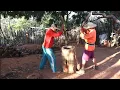 Bastidores !!  Seu Mané é Seu Antônio pisando milho no pilão  !!