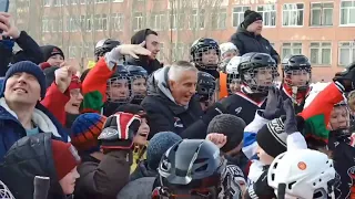Боб Хартли посетил детский турнир по хоккею в Омске