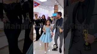 احمد زاهر وبناته ليلي وملك ومني لحظة خروجهم من ملتقي نجم العرب 