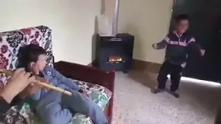يا شيبو يا عيبو مخلي باباه وساكن عند نسيبو      دندنها