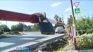 Шиномонтажку в Омске заблокировали бетонными бордюрами