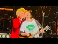 Download Lagu GREEN DAY - Good Riddance (K Arena Yokohama 2025-02-26 w/audience member on guitar)