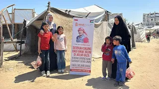 YATIM GAZA TERIMA DAGING DI TENDA