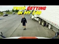 Download Lagu TRUCKER BLOCKS FELLOW DRIVER AND ASSAULTS HIM