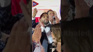 محمد فؤاد يقبل ابنه عبدالرحمن العريس وفرحة فؤش من قلبه 