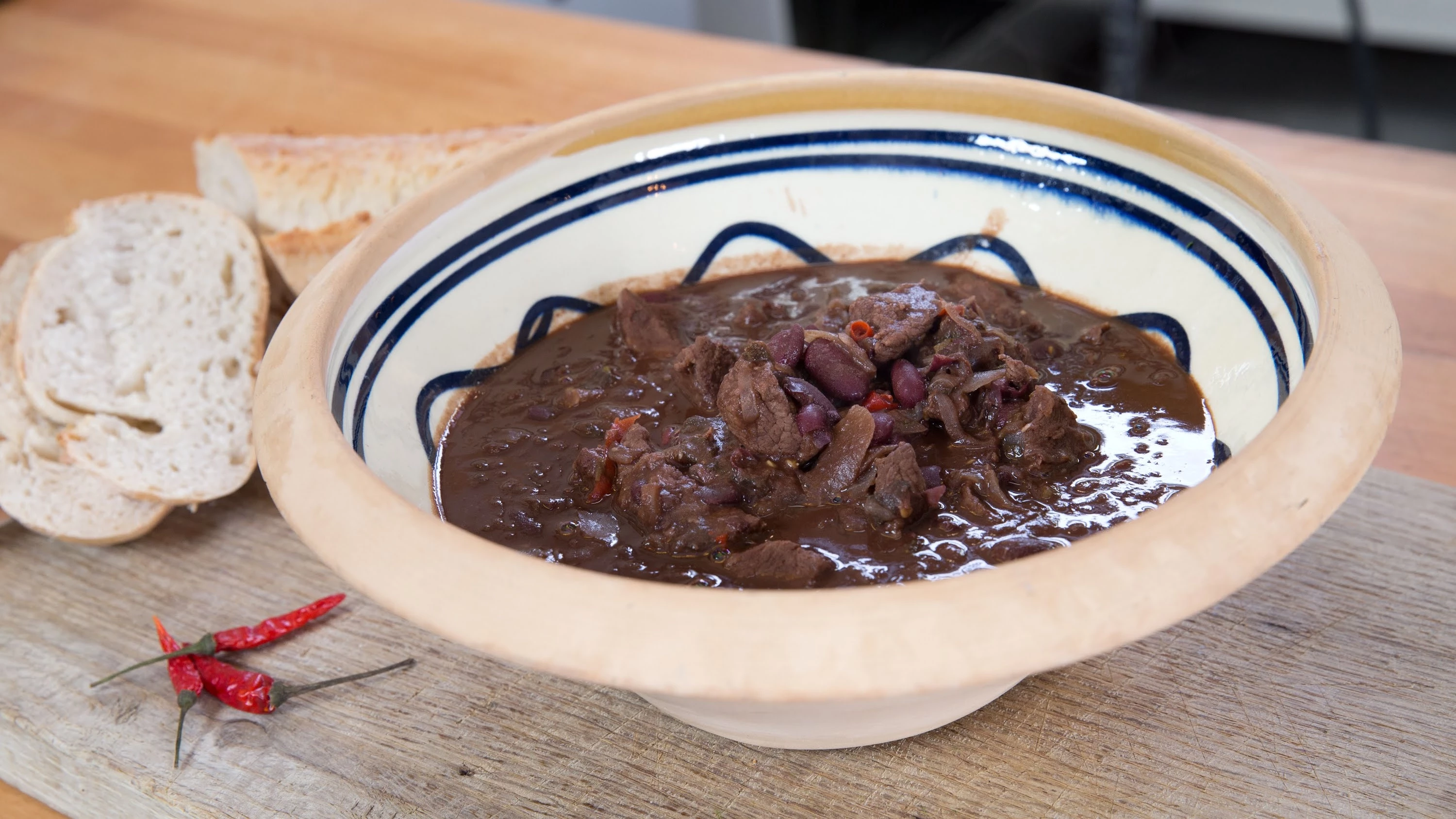 Richtig lecker: CHILI CON CARNE mit SCHOKO Schritt für Schritt (DUTCH OVEN REZEPT). 