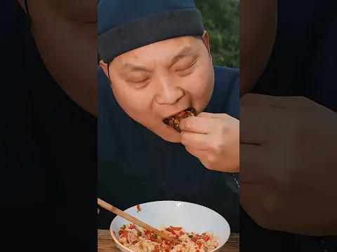 Mọi người nói rằng món ăn này ngon, nhưng sự thật là ớt là gia vị không thể thiếu trong mọi bữa ăn
