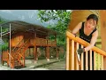 Download Lagu Boerderij bouwen in het bos. Jong meisje staat op het punt het huis af te ronden met unieke archi...
