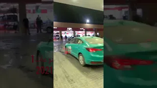 شاهد عامل محطة وقود يطارد سائق تاكسي هرب بعد تعبئة البنزين دون دفع الحساب 