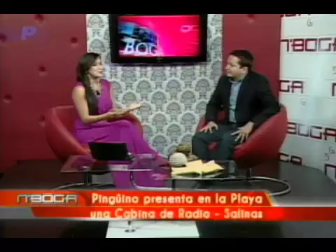 Pingüino presenta en la playa una Cabina de Radio - Salinas