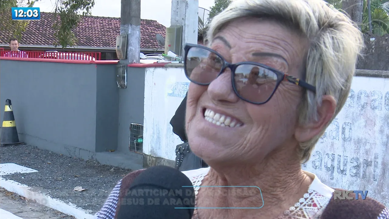 Milhares de fiéis participam da procissão do Senhor Bom Jesus de Araquari