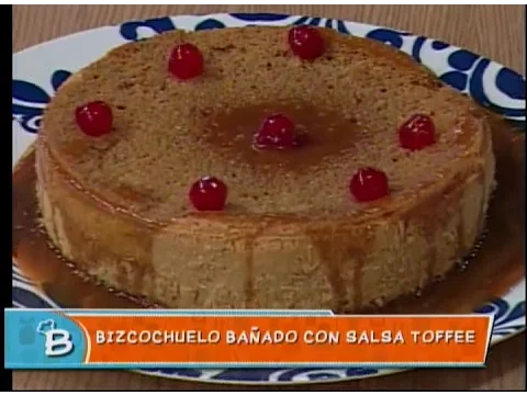 Bizcochuelo bañado con salsa toffee