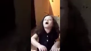 بنت تسب برسلونا وتحب المدريد دندنها