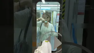 الفتاة تنتظر في المحطة التالية حذائها  الفتاة تنتظر في المحطة التالية حذائها