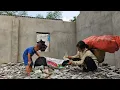 Download Lagu Single Mother - Struggling to make a living, Picking up trash to raise children