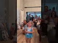 Download Lagu Ze weet dat het niet Elsa is, ze kan het alleen nog niet bewijzen.
