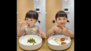 Bones? No no! I’m smart smart! 🦴🚫👶🏻 ٩(ˊᗜˋ*)و #babyeating #bones #babygirl #cuty #buns