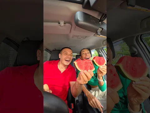 🐘🚚 They saw an elephant stealing food in traffic! 🤷🏻‍♀️🤪