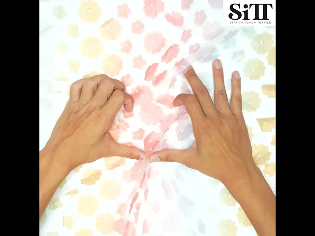 ผ้าตาข่ายดอกลอยสลับสี