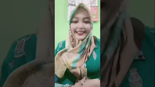 live bu guru asyik ngobrol gak sadar kancing bajunya hampir terbuka 
