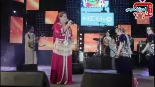 فاطمة تحيحيت تلتقي مجددا بجمهورها الذي استمتع بأغانيها الأمازيغية بساحة الأمل 