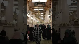 لحظه دخول النساء الروضه الشريفه 