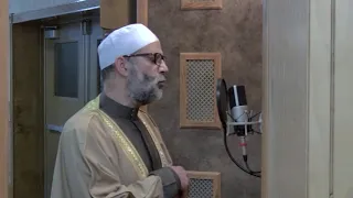 حسن صالح يغرد برواية ورش عن نافع آيات من سورة غافر تلاوة في صلاة الفجر 