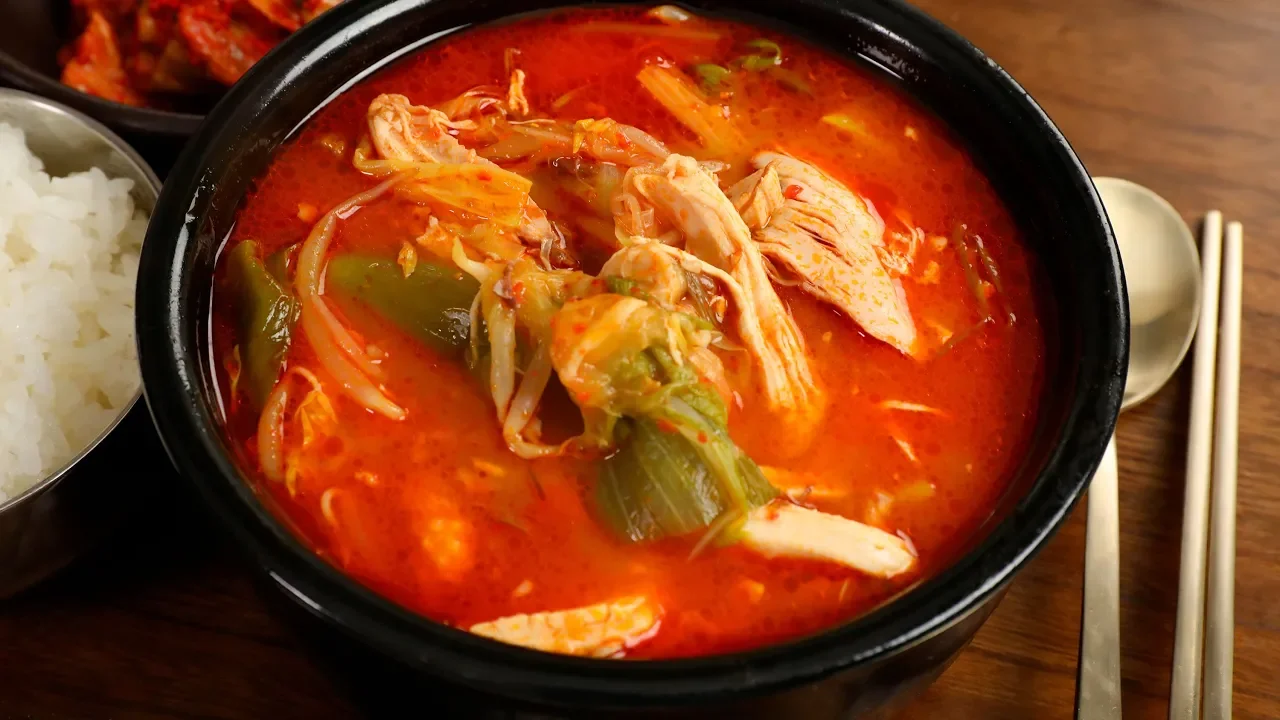 Spicy chicken & vegetable soup (Dakgaejang: )