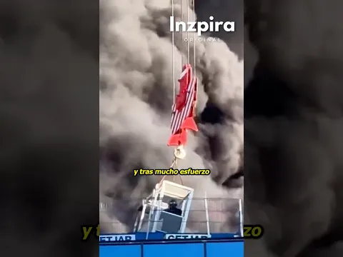 Operador de grúa le salva la vida a una persona en incendio