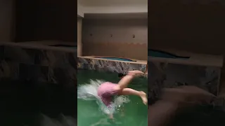 تعليم السباحة ملكة جمال العالم فرح لبنان 