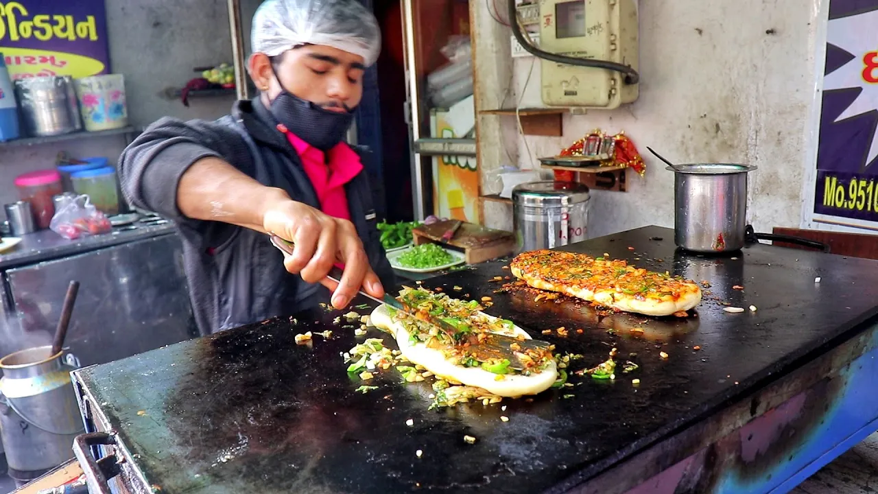 Delhi Famous Amritsari Chole Kulche In Rajkot   Cheese Masala Kulcha Making   Indian Street Food