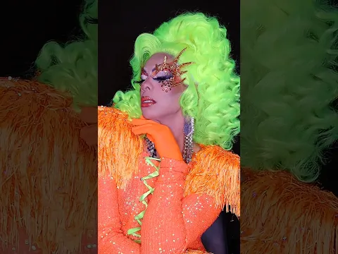 Eu sei que tu gosta da fruta, mas essa é diferente. 🔥 @dragshowof . ❤️ #makeup #dragqueen