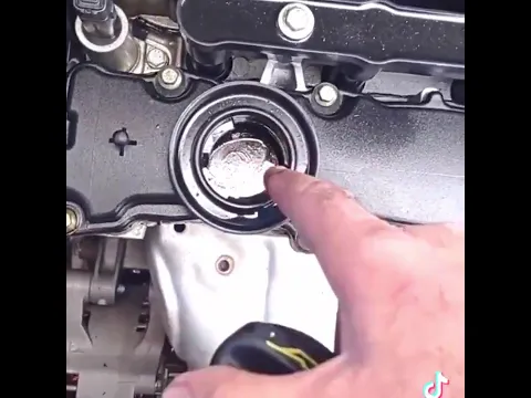 سر تطاير الزيت عند فتح غطاء المحرك - توضيح هام #تصليح_سيارات #ميكانيكا#shorts
