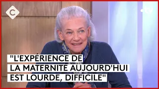 Download Maternité : trop de pression sur les femmes  - Elisabeth Badinter - C à Vous - 26/04/2024 MP3