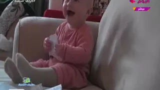 طفل يدخل في نوبة ضحك هستيري بسبب أصوات تمزيق الأوراق 