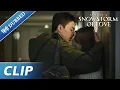 Download Lagu Lin carries her into the house for a passionate kiss💋 | Amidst a Snowstorm of Love | EP 13 Clip