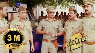 Download बच्चा भैया की रैली में पहोचे Inspector Chulbul Pandey: धमाकेदार एक्शन कॉमेडी सीन - Dabangg 2 MP3